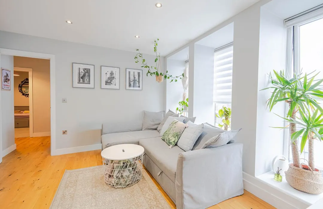 Stunning Bright Two Bedroom Apartment In Southbourne-1