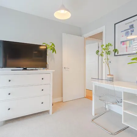 Stunning Bright Two Bedroom Apartment In Southbourne-3