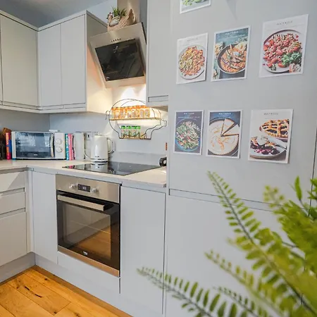 Stunning Bright Two Bedroom Apartment In Southbourne-2